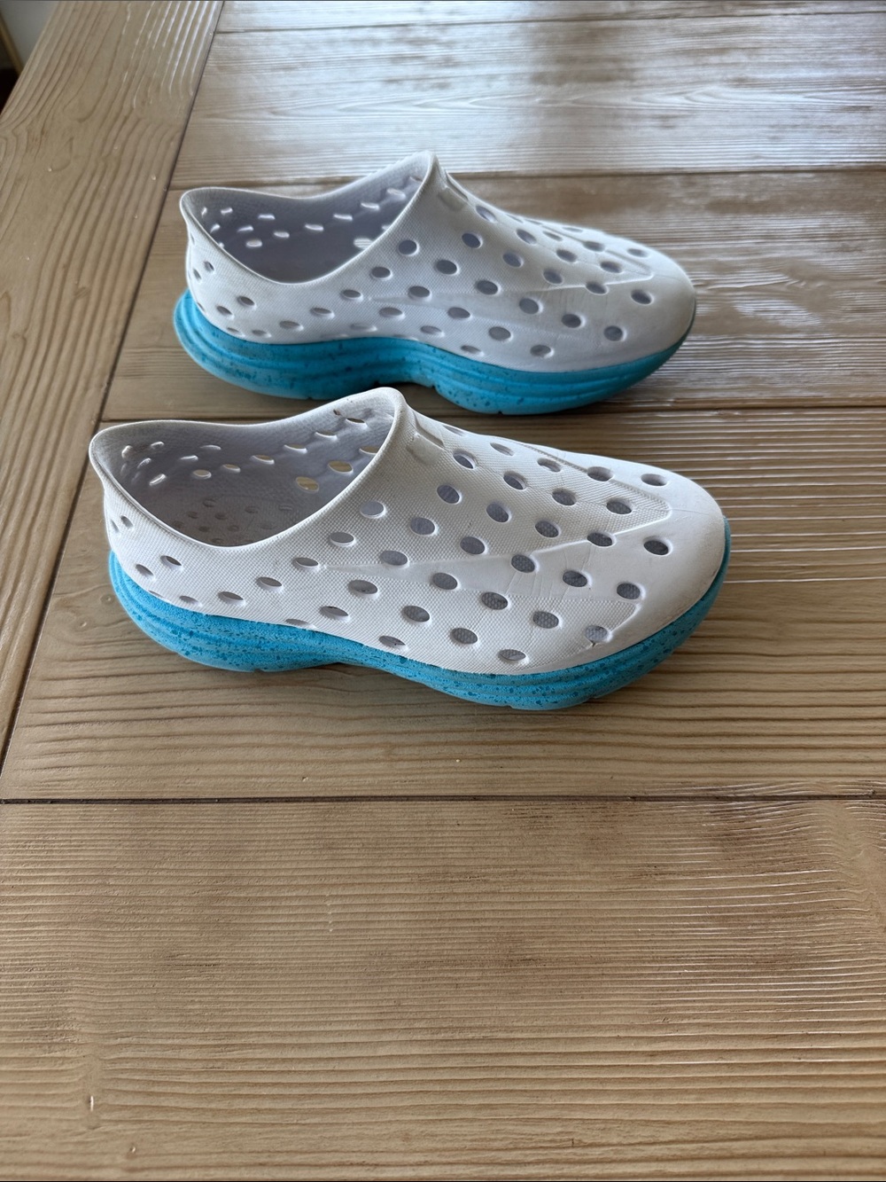 Kanes. Kids Breathable White Slip-On Sneakers with Blue Sole - Picture 3 of 4